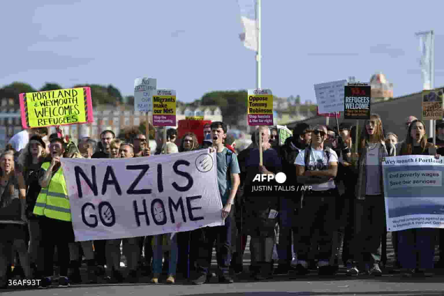 Thousands of police on standby as UK braces for more riots