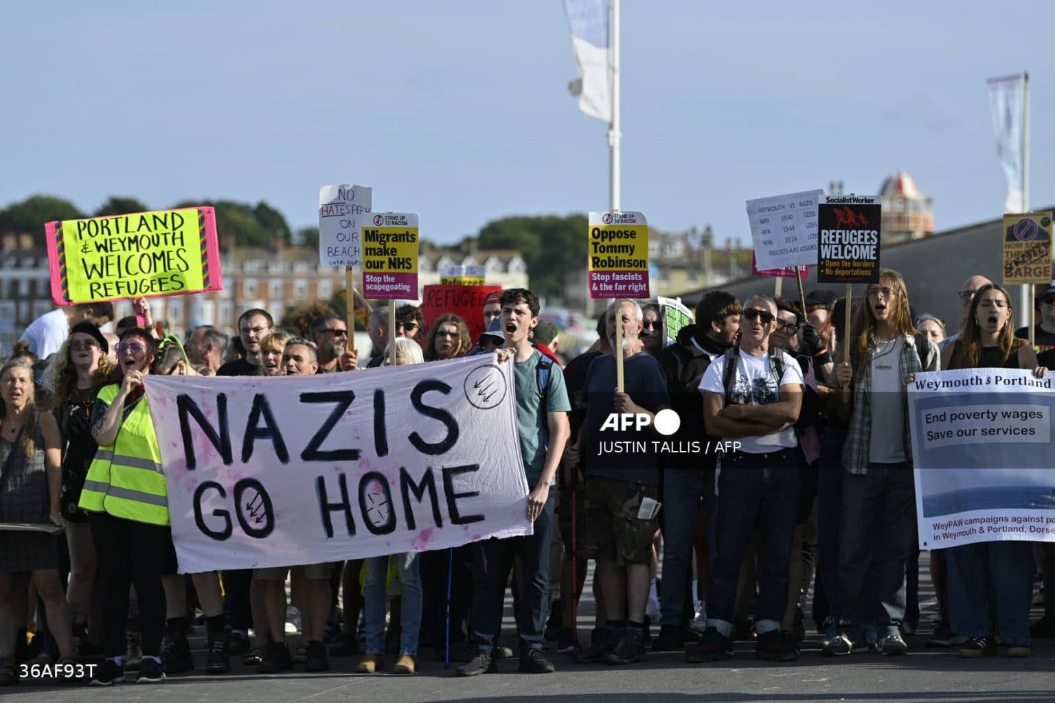 Thousands of police on standby as UK braces for more riots